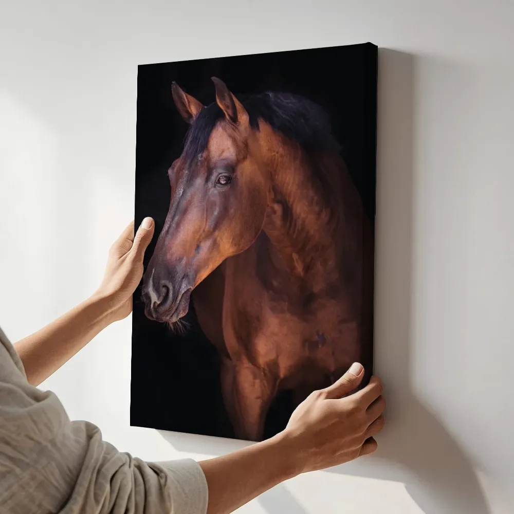 Sfeerimpressie: Paard portret zijkant terwijl het aan de muur wordt gehangen