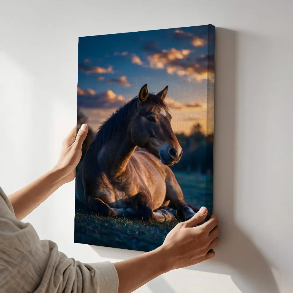 Sfeerimpressie: Paard rustend, een blauw-oranje schemering terwijl het aan de muur wordt gehangen