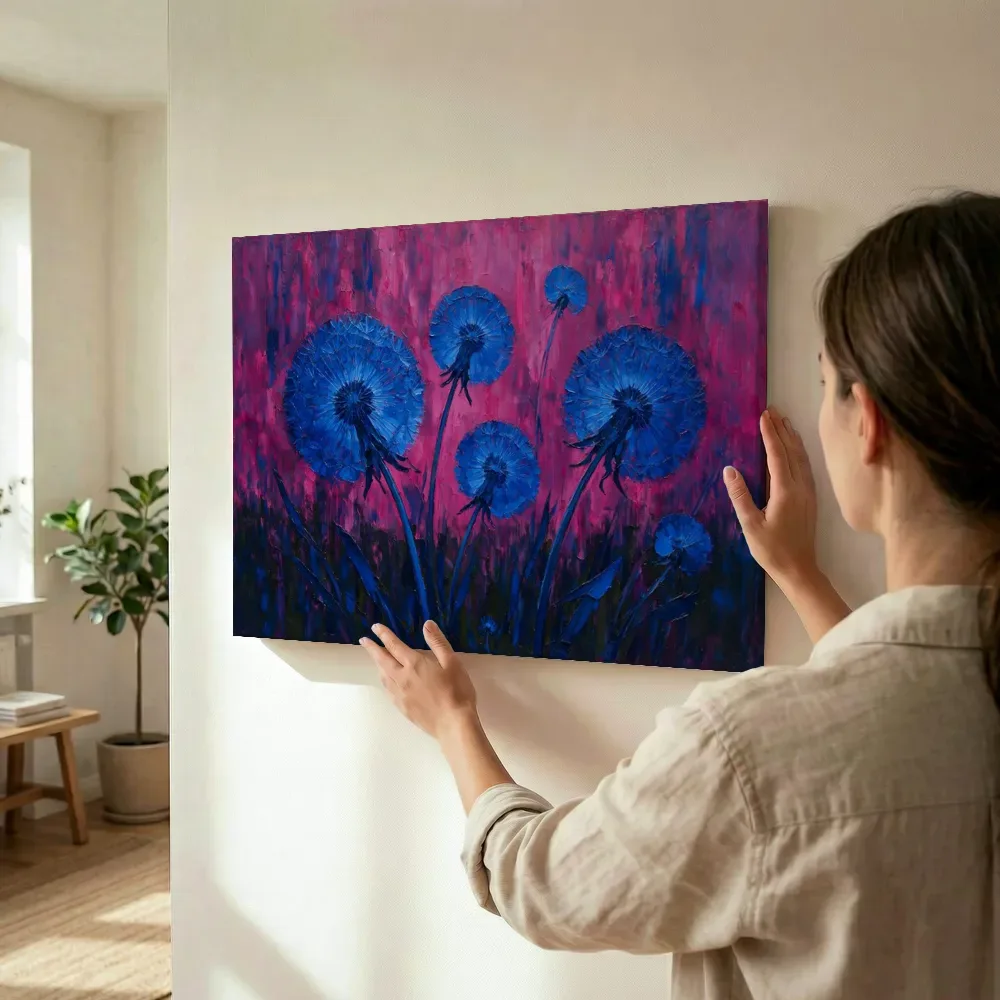 Sfeerimpressie: Paardenbloem in groepjes in kobaltmagenta terwijl het wordt opgehangen