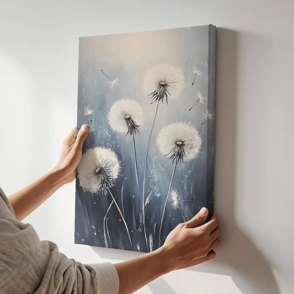 Sfeerimpressie: Paardenbloemen op blauwe achtergrond terwijl het aan de muur wordt gehangen