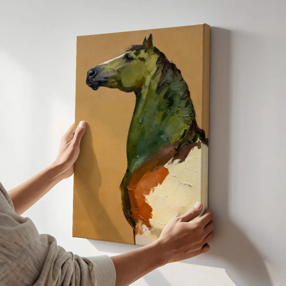 Sfeerimpressie: Paardenhals in groen en oker terwijl het aan de muur wordt gehangen