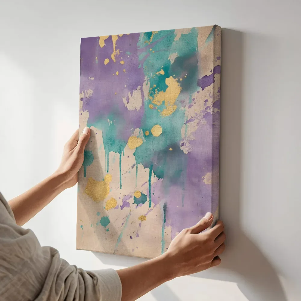 Sfeerimpressie: Paars turquoise goudspetters terwijl het aan de muur wordt gehangen