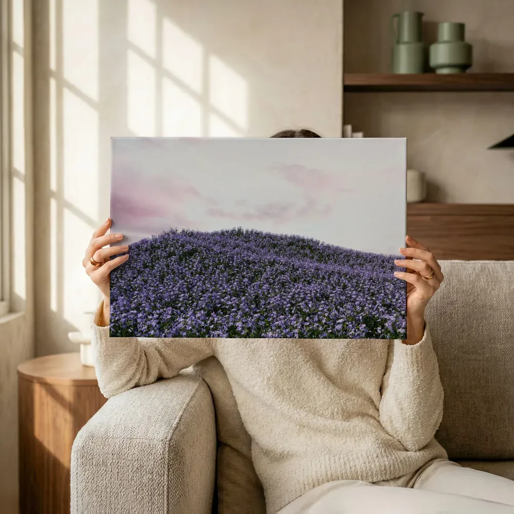Sfeerimpressie: Paarse bloemenheuvel bij zonsondergang terwijl het omhoog wordt gehouden