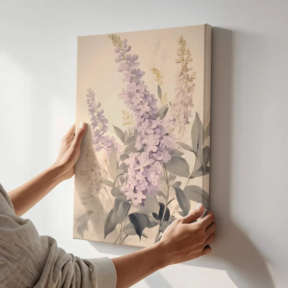Sfeerimpressie: Paarse bloementrossen abstract terwijl het aan de muur wordt gehangen