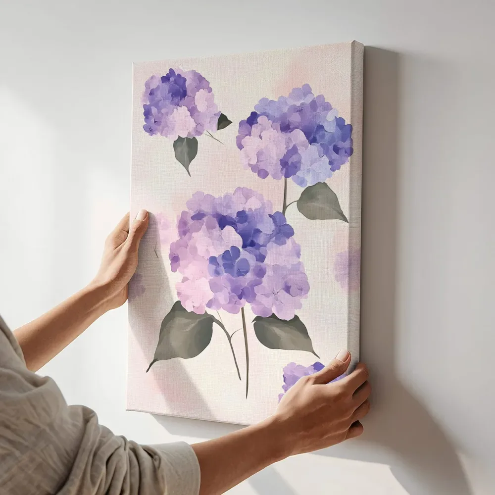 Sfeerimpressie: Paarse hortensia's terwijl het aan de muur wordt gehangen