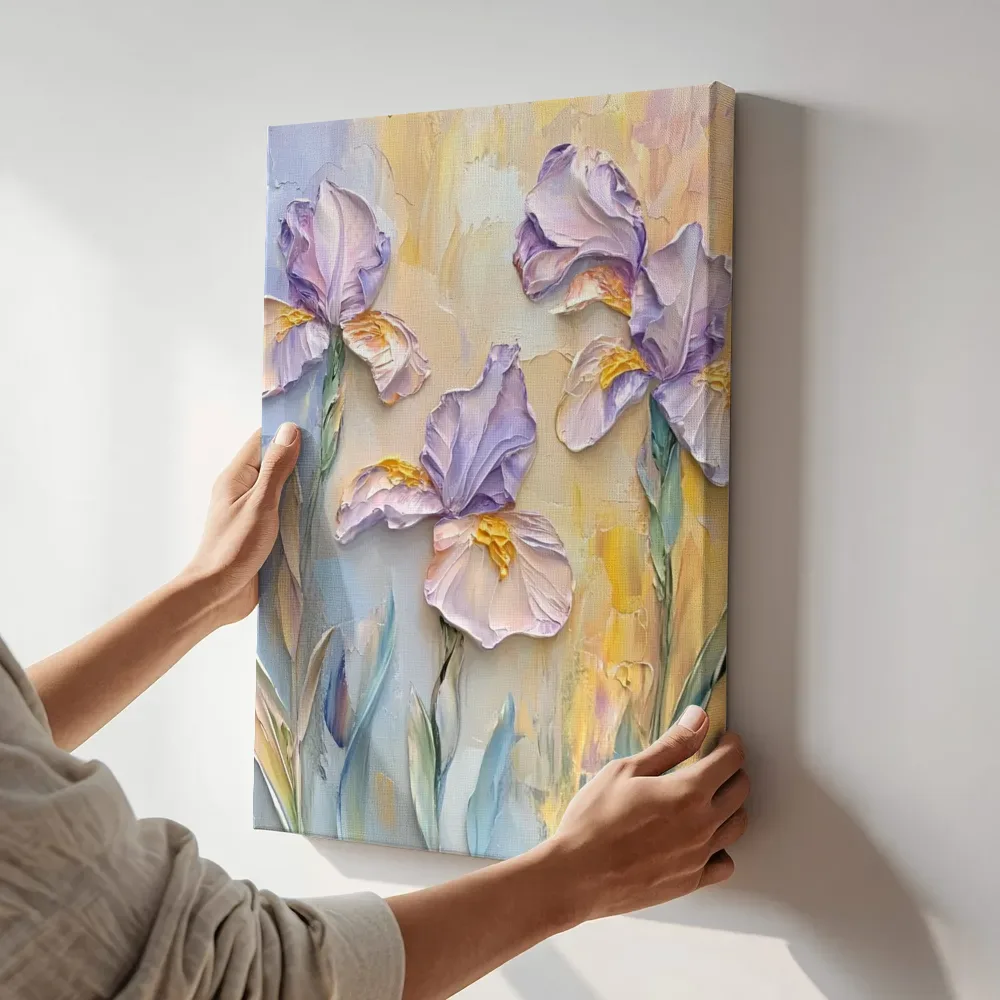 Sfeerimpressie: Paarse iris terwijl het aan de muur wordt gehangen