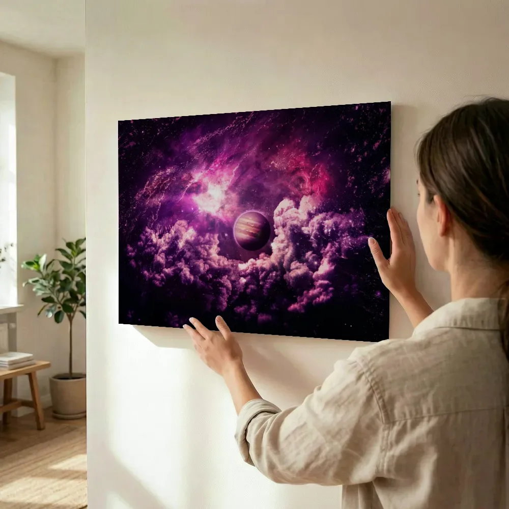 Sfeerimpressie: Paarse nevel met kleine planeet terwijl het wordt opgehangen