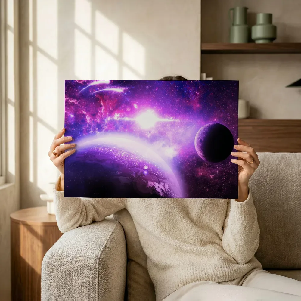 Sfeerimpressie: Paarse nevel met planeten terwijl het omhoog wordt gehouden