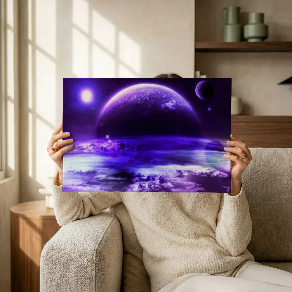 Sfeerimpressie: Paarse planeet boven de wolken terwijl het omhoog wordt gehouden