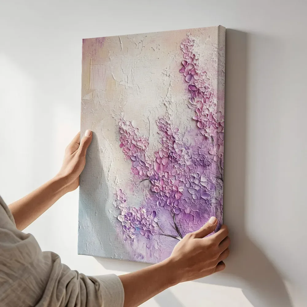 Sfeerimpressie: Paarse sering terwijl het aan de muur wordt gehangen