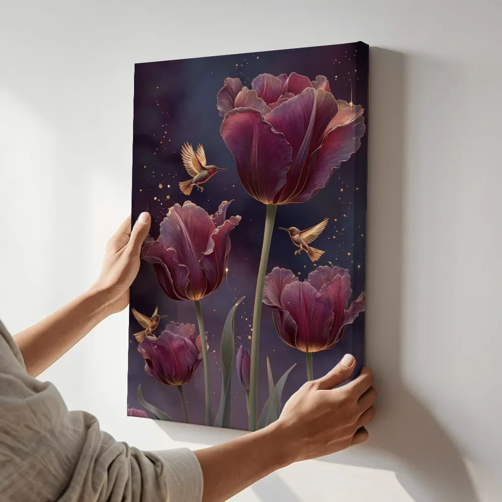 Sfeerimpressie: Paarse tulpen en kolibries bij nacht terwijl het aan de muur wordt gehangen