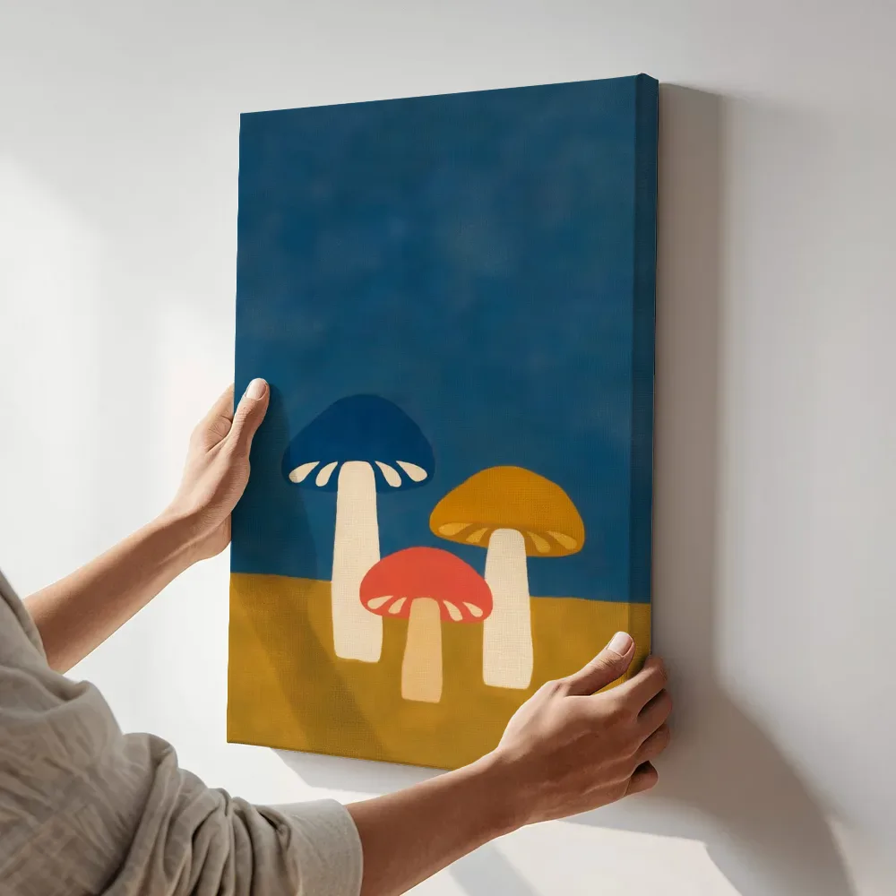 Sfeerimpressie: Paddenstoel in delftsblauw en mosterd terwijl het aan de muur wordt gehangen