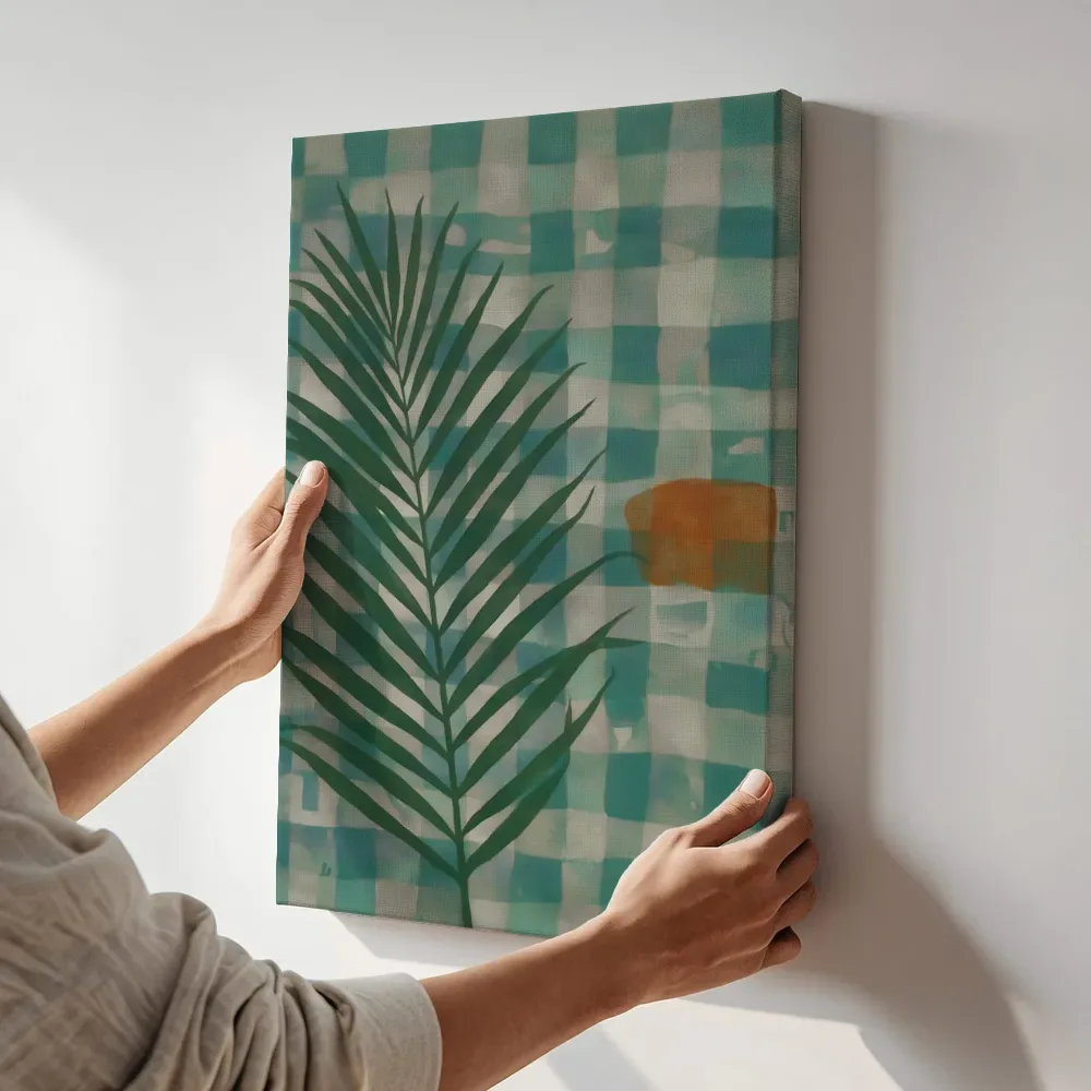 Sfeerimpressie: Palmblad in aqua en warm grijs terwijl het aan de muur wordt gehangen