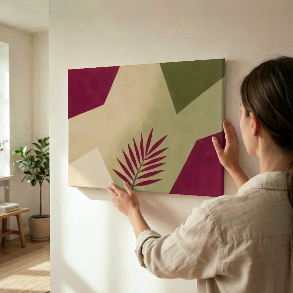 Sfeerimpressie: Palmblad in magenta en olijfgroen terwijl het wordt opgehangen