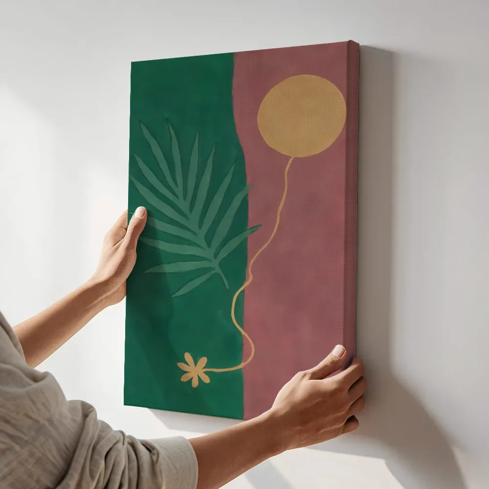 Sfeerimpressie: Palmblad in smaragd en oud roze terwijl het aan de muur wordt gehangen