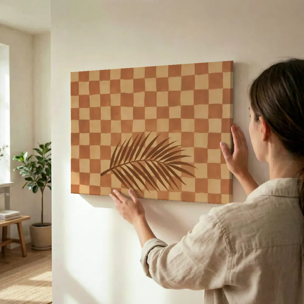Sfeerimpressie: Palmblad in terracotta en zand terwijl het wordt opgehangen