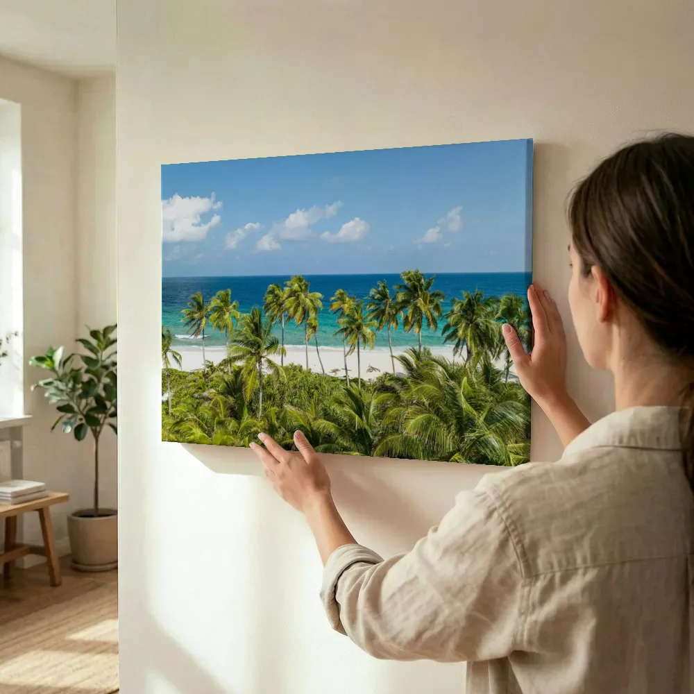 Sfeerimpressie: Palmbomen aan tropisch strand terwijl het wordt opgehangen