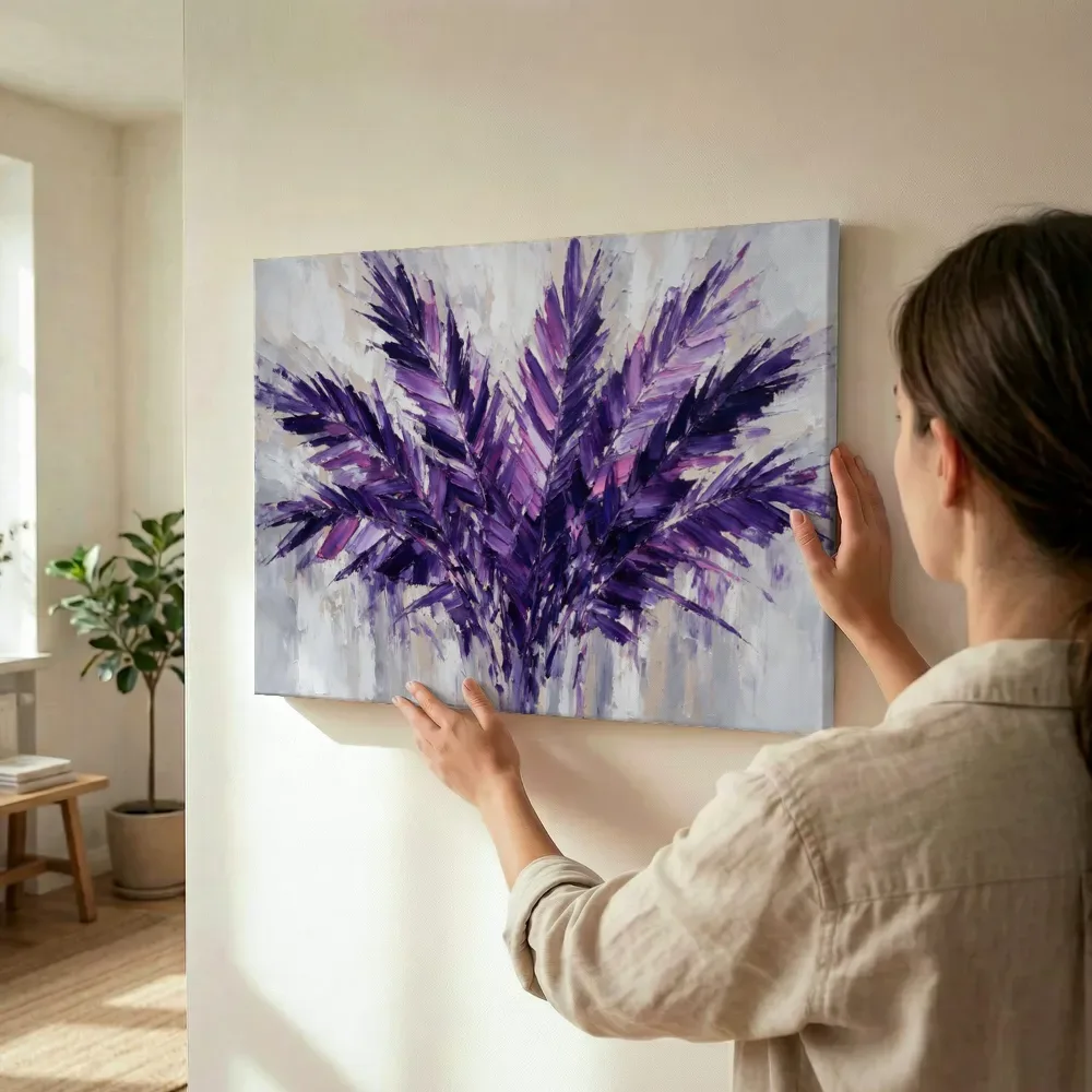 Sfeerimpressie: Palmboom in groepjes in violet terwijl het wordt opgehangen