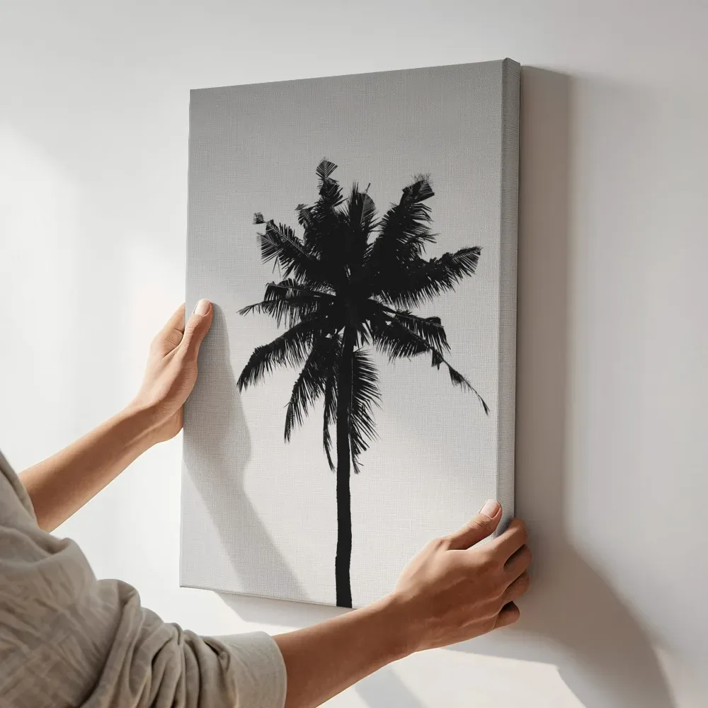 Sfeerimpressie: Palmboom in silhouet terwijl het aan de muur wordt gehangen