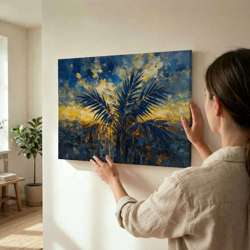 Sfeerimpressie: Palmboom tegen de lucht in blauwgeel terwijl het wordt opgehangen