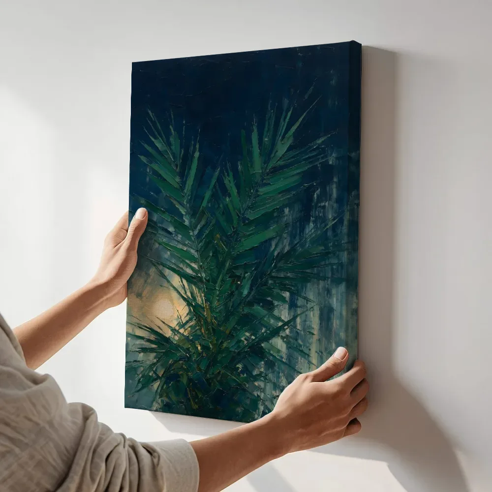 Sfeerimpressie: Palmboom tegen de lucht in bosgroen terwijl het aan de muur wordt gehangen