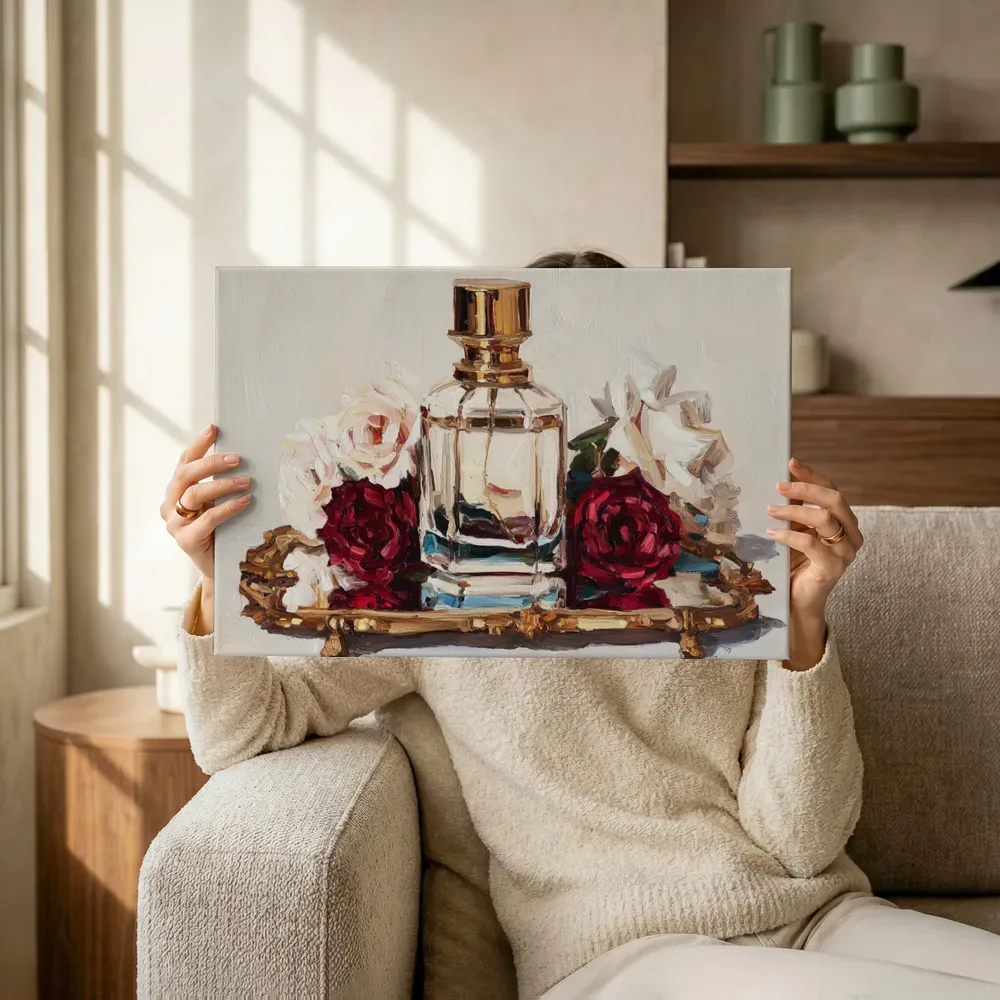 Sfeerimpressie: Parfum tussen rozen terwijl het omhoog wordt gehouden