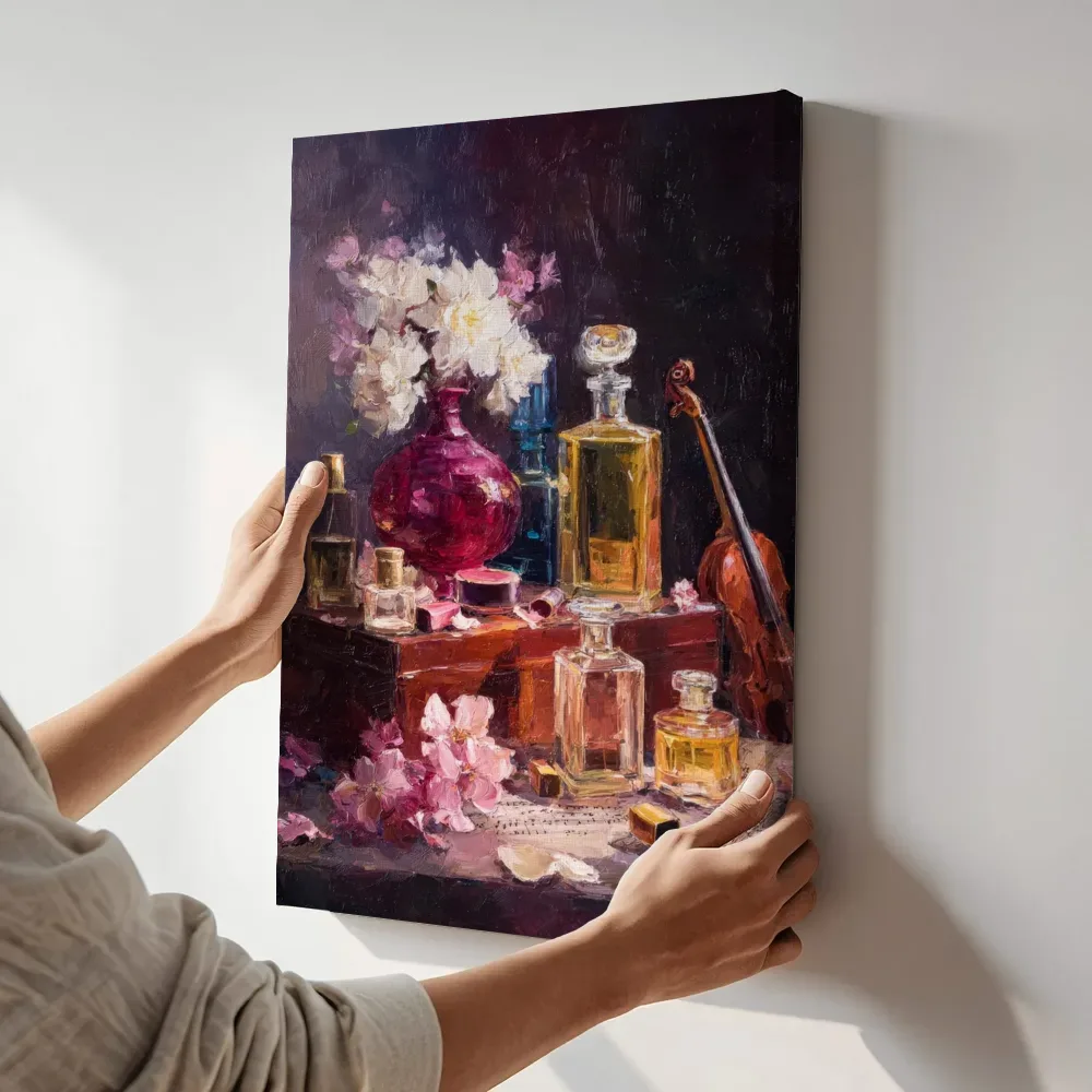 Sfeerimpressie: Parfumflacons en viool bij roze bloemen terwijl het aan de muur wordt gehangen