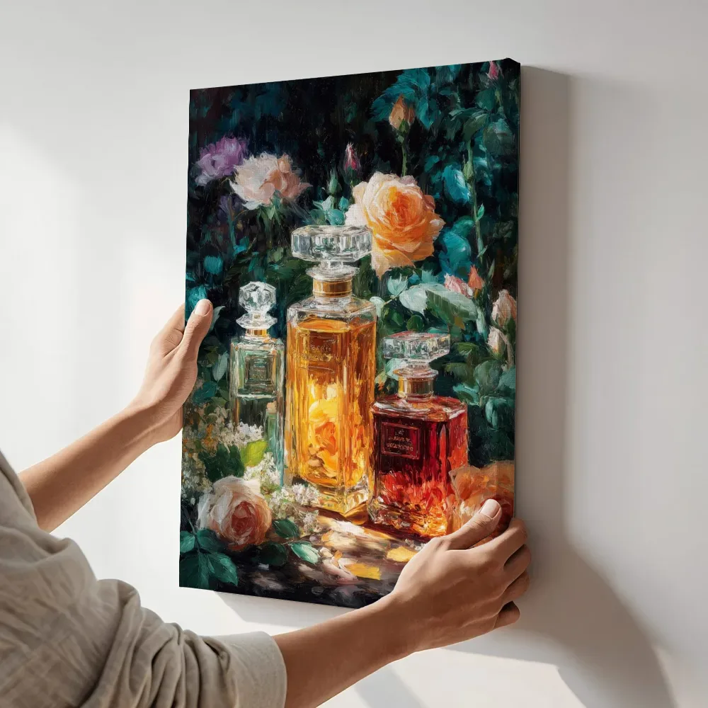 Sfeerimpressie: Parfumflacons tussen rozen in de tuin terwijl het aan de muur wordt gehangen