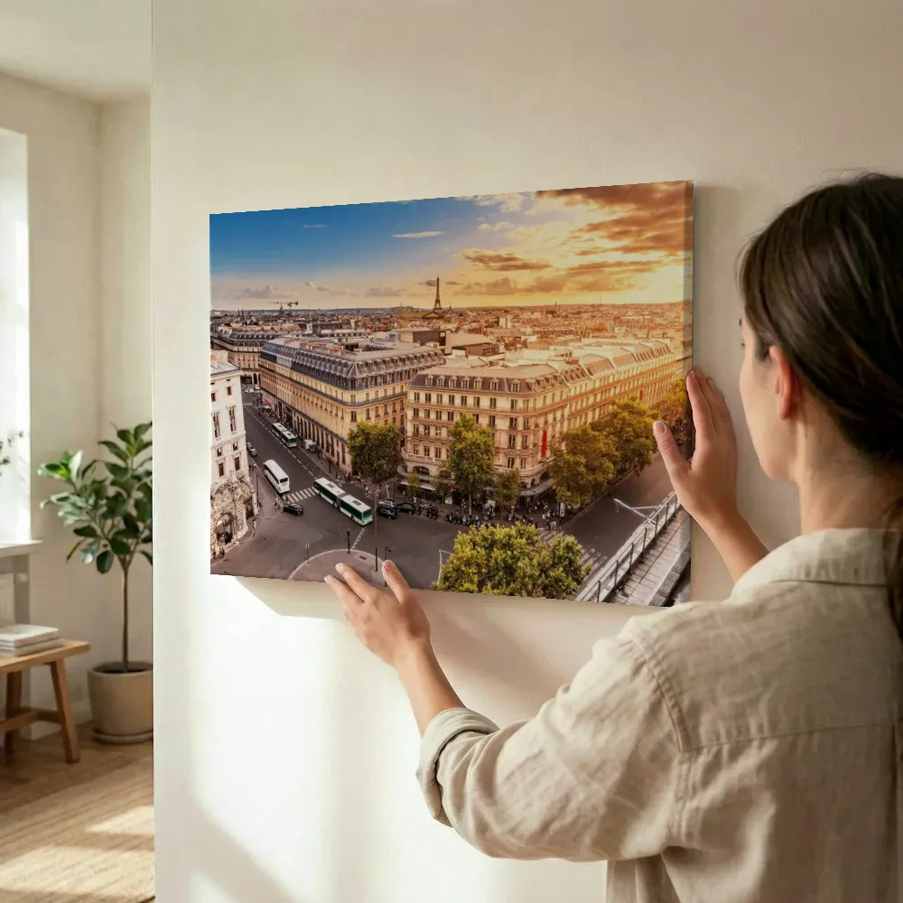 Sfeerimpressie: Parijs in gouden avondlicht terwijl het wordt opgehangen