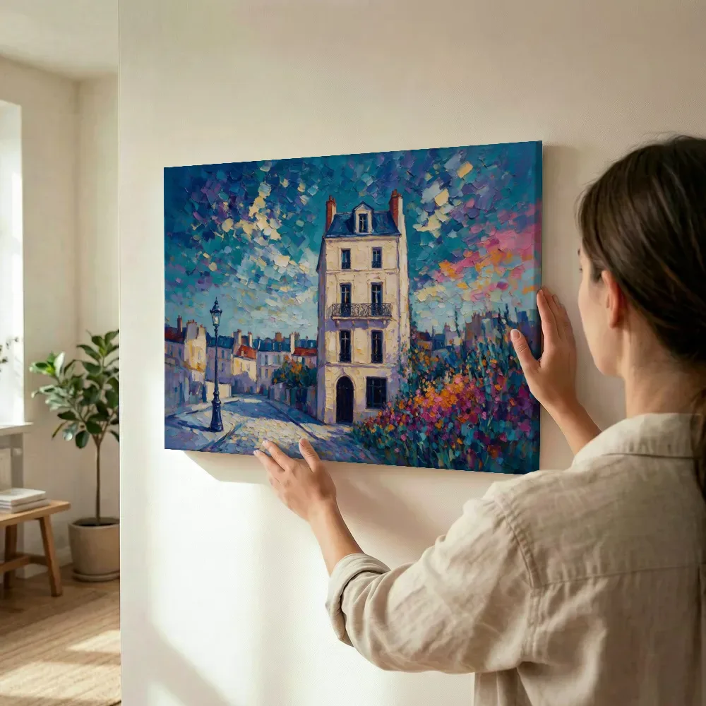 Sfeerimpressie: Parijse gevel donker in het vergezicht in een bloementuin terwijl het omhoog wordt gehouden