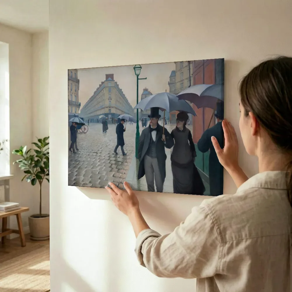 Sfeerimpressie: Parijse straat, regenachtige dag van Gustave Caillebotte terwijl het wordt opgehangen