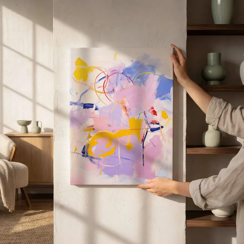 Sfeerimpressie: Pastel abstractie met gele vegen naast de kast