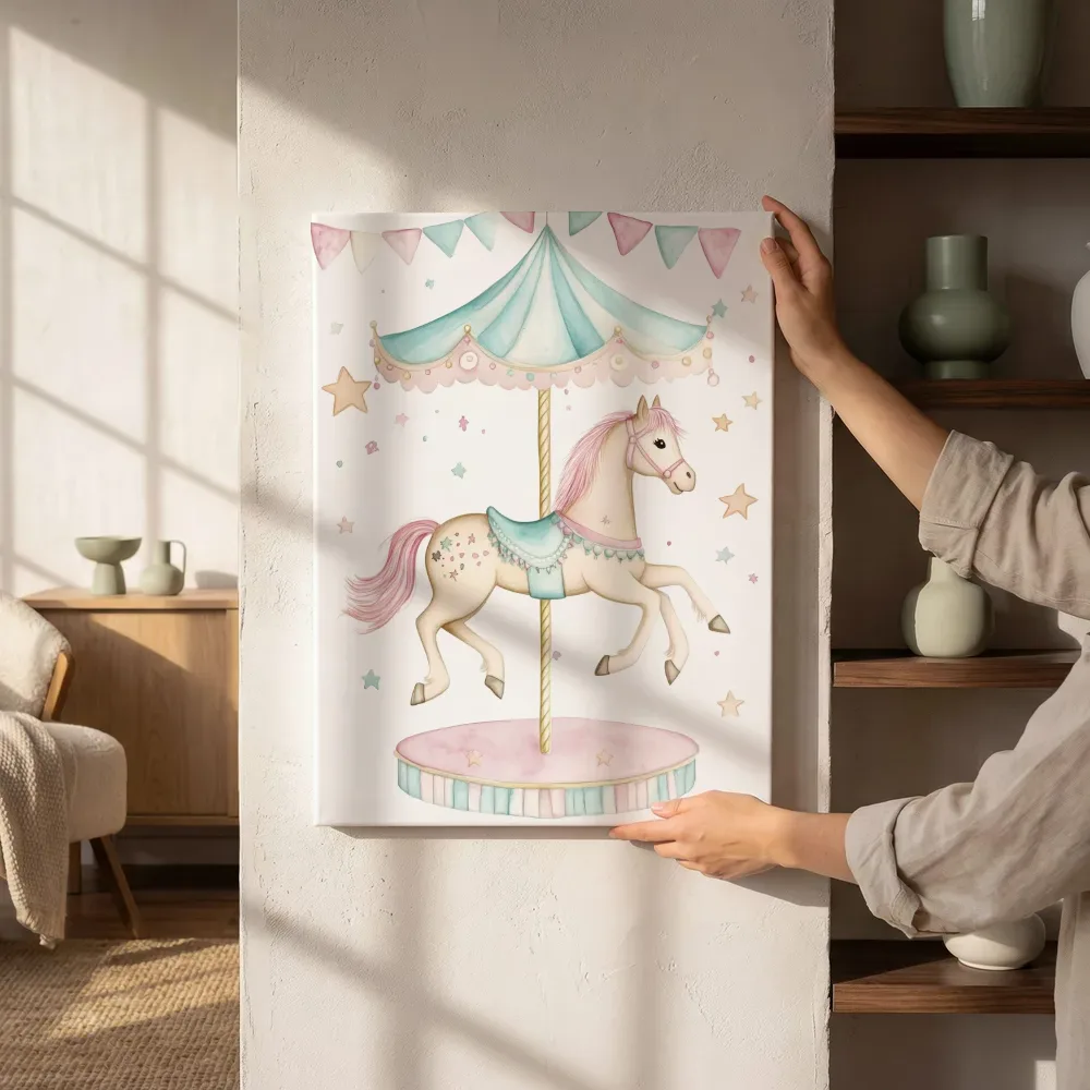Sfeerimpressie: Pastel carrouselpaard naast de kast