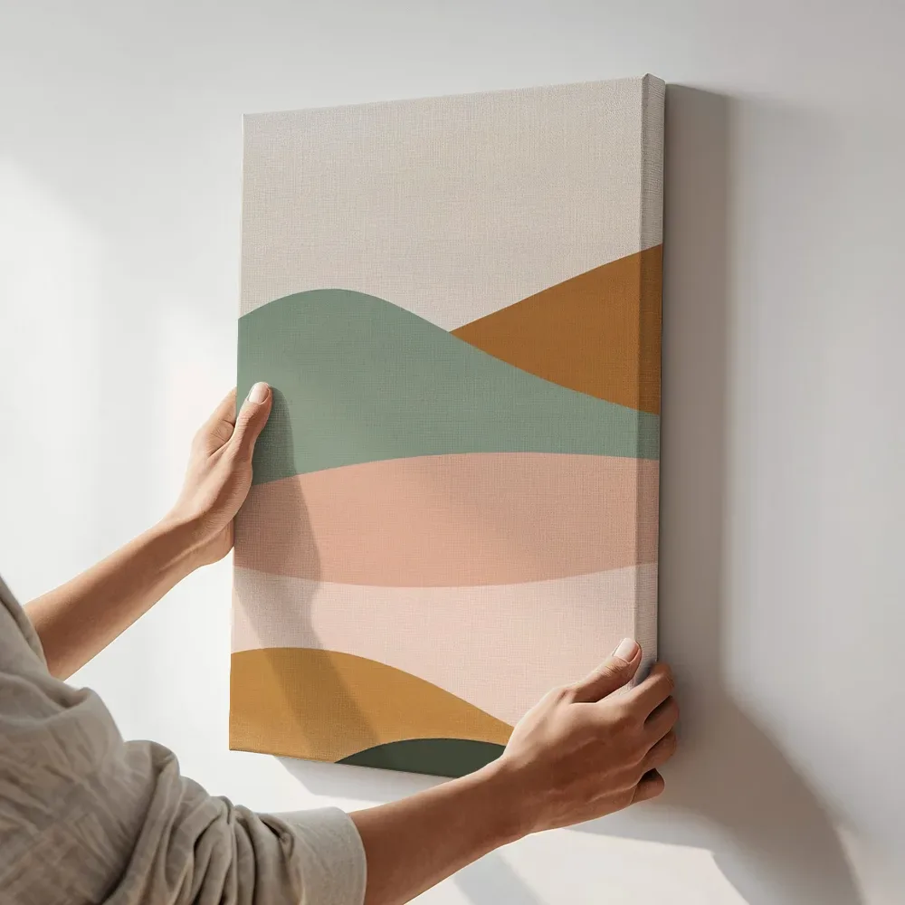 Sfeerimpressie: Pastel glooiende heuvels in olijf en oranje terwijl het aan de muur wordt gehangen