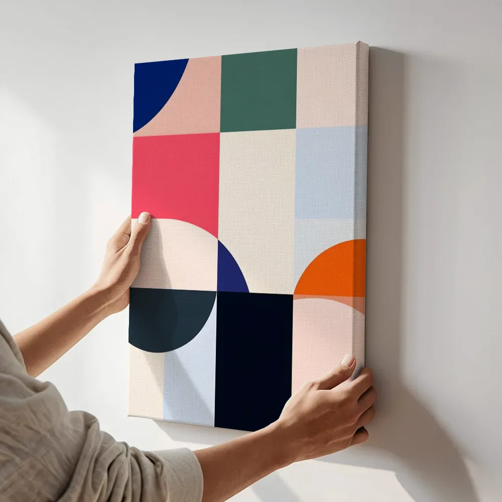 Sfeerimpressie: Pastel kleurenraster met ronde vormen terwijl het aan de muur wordt gehangen
