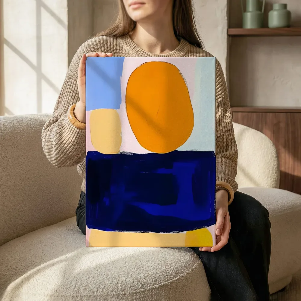 Sfeerimpressie: Pastel kleurvlakken met oranje ovaal terwijl het zittend wordt getoond