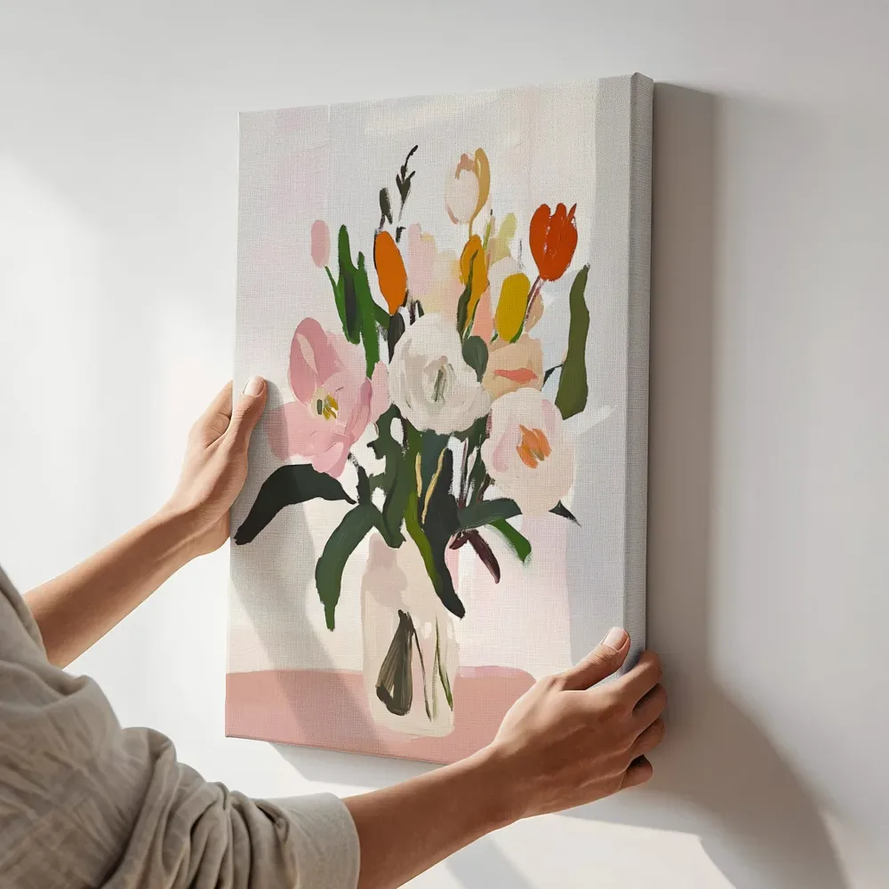 Sfeerimpressie: Pastel tulpen en pioenrozen boeket terwijl het aan de muur wordt gehangen