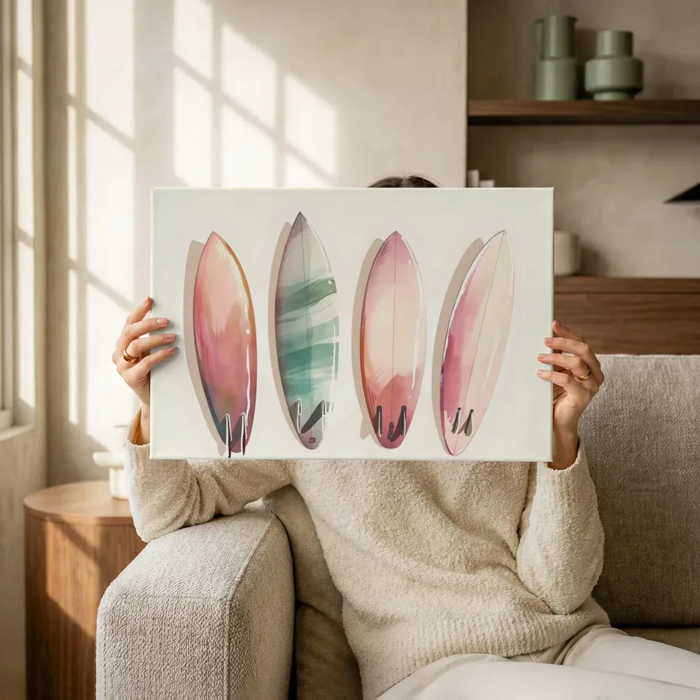 Sfeerimpressie: Pastelkleurige surfboards terwijl het omhoog wordt gehouden