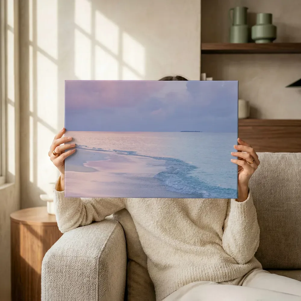 Sfeerimpressie: Pastelroze zonsondergang aan zee terwijl het omhoog wordt gehouden