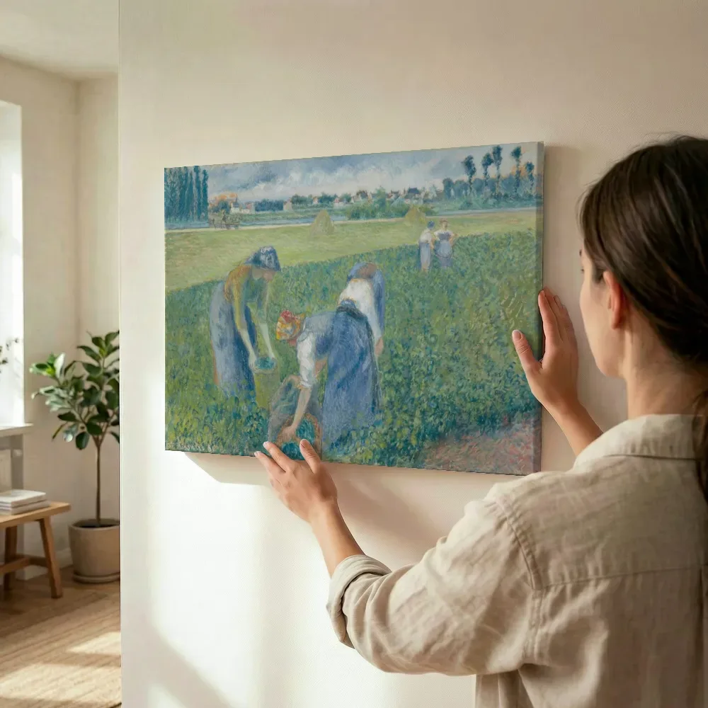Sfeerimpressie: Boerinnen aan het werk op het land, Pontoise van Camille Pissarro terwijl het wordt opgehangen