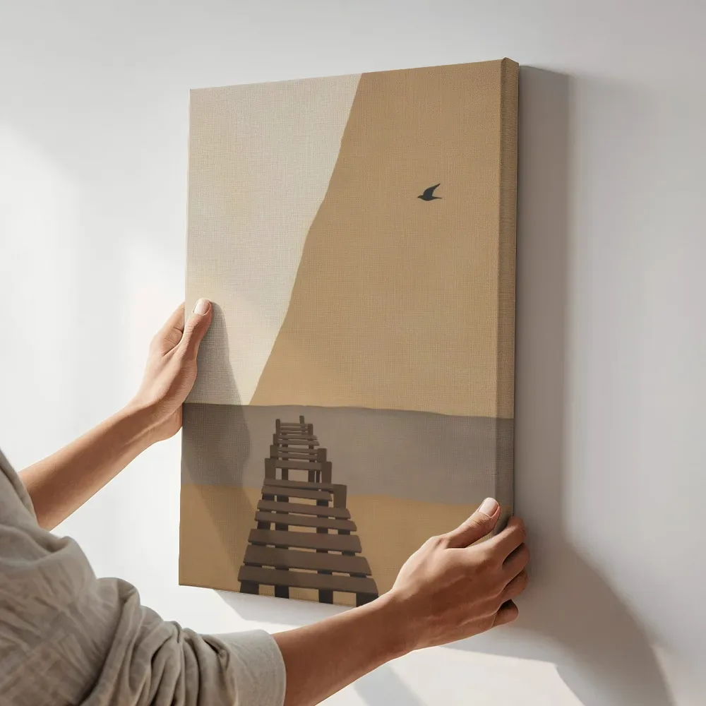 Sfeerimpressie: Pier in het water in camel en ivoor terwijl het aan de muur wordt gehangen