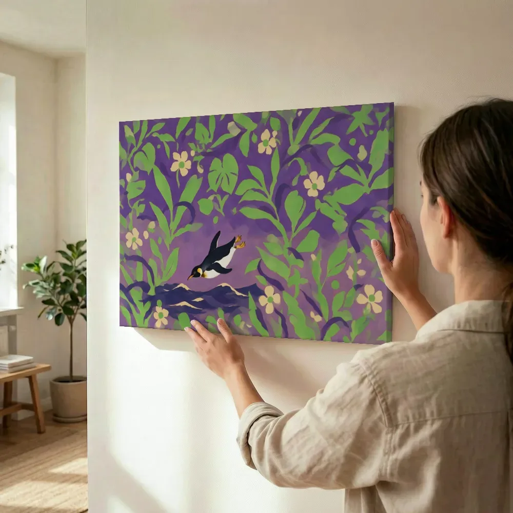 Sfeerimpressie: Pinguïn in violet en limoen terwijl het wordt opgehangen