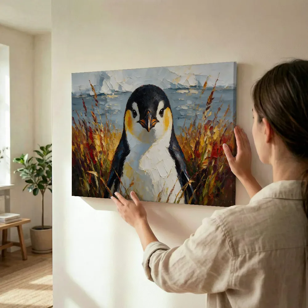 Sfeerimpressie: Pinguïn portret tussen de grassen in diep oranje terwijl het wordt opgehangen