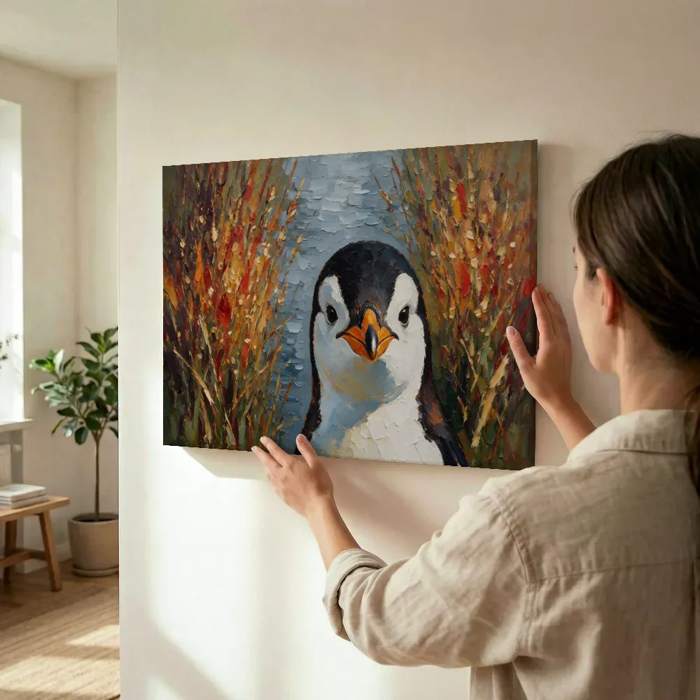Sfeerimpressie: Pinguïn portret tussen de grassen in donker oranje terwijl het omhoog wordt gehouden