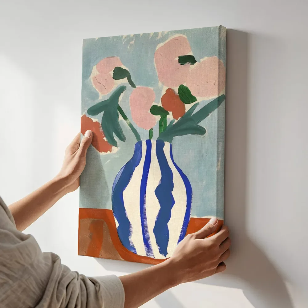Sfeerimpressie: Roze pioenrozen in blauw gestreepte vaas terwijl het aan de muur wordt gehangen