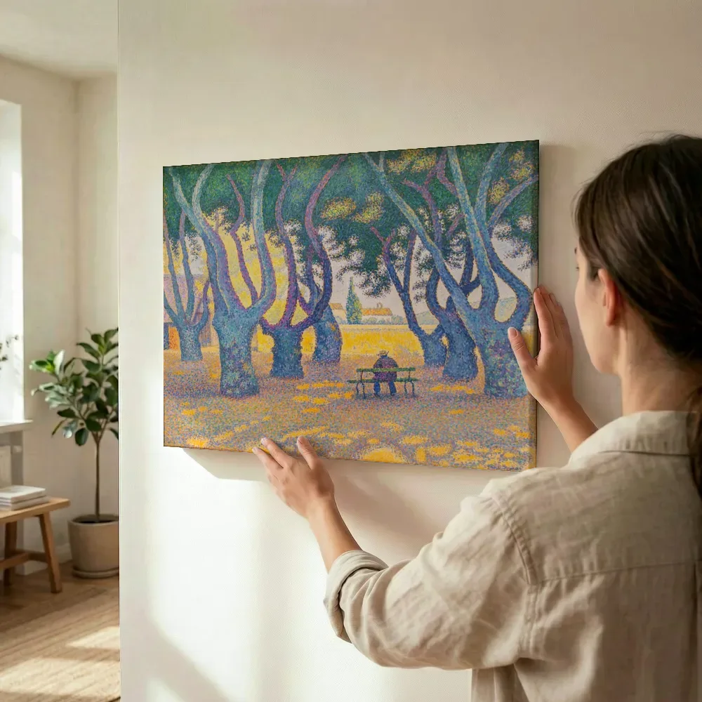Sfeerimpressie: Place des Lices, Saint-Tropez van Paul Signac terwijl het wordt opgehangen