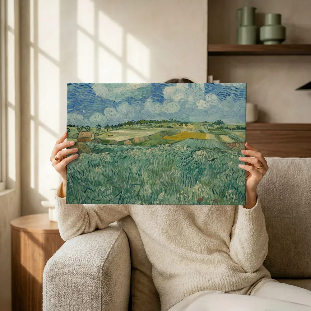 Sfeerimpressie: Plain near Auvers van Vincent van Gogh terwijl het omhoog wordt gehouden