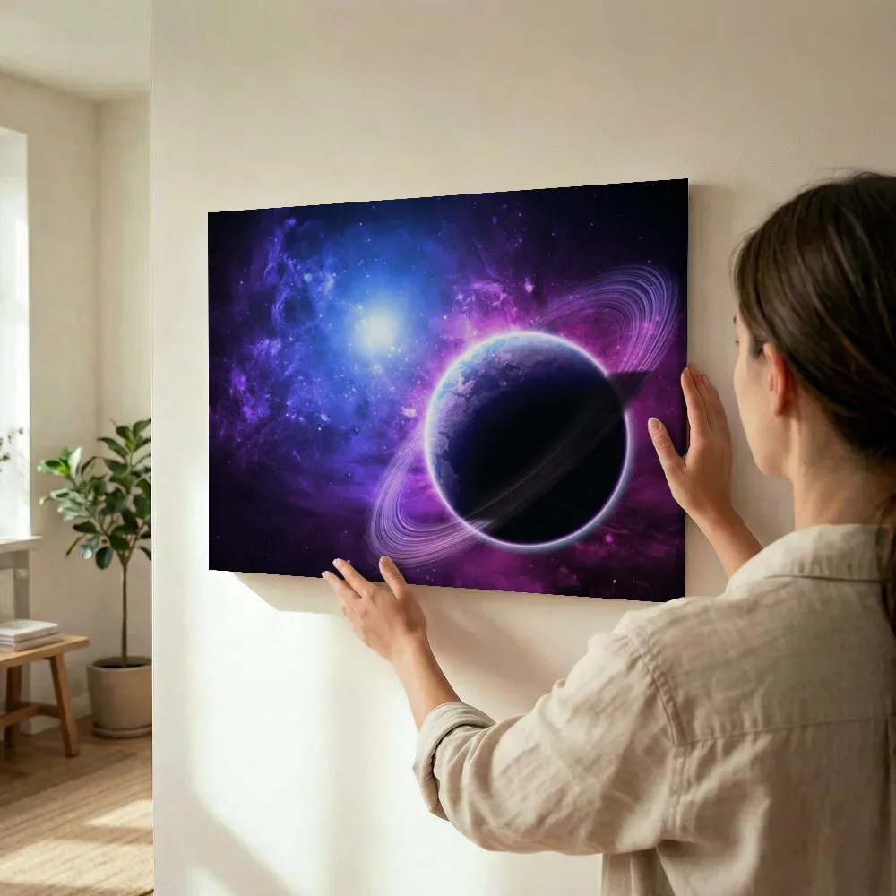 Sfeerimpressie: Planeet met ring in kosmische nevel terwijl het wordt opgehangen