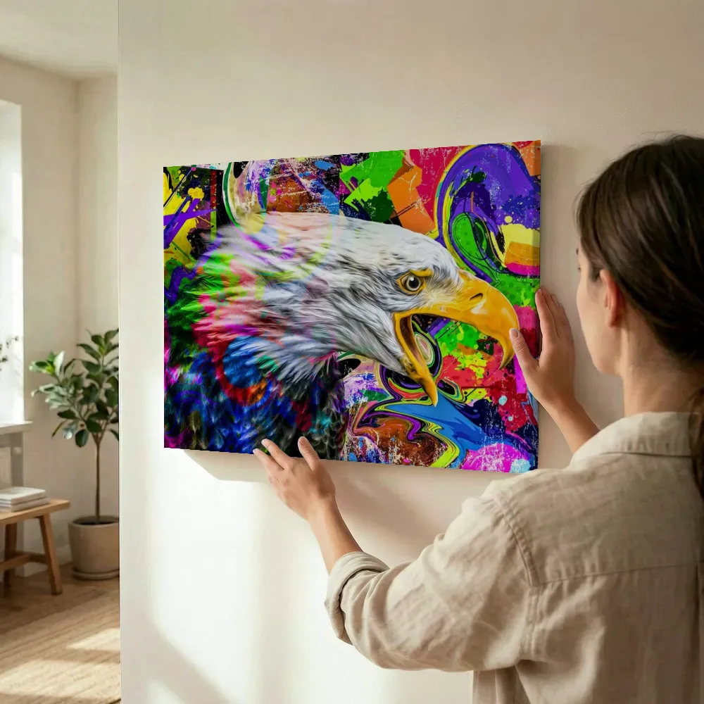 Sfeerimpressie: Pop-art adelaarskop terwijl het wordt opgehangen