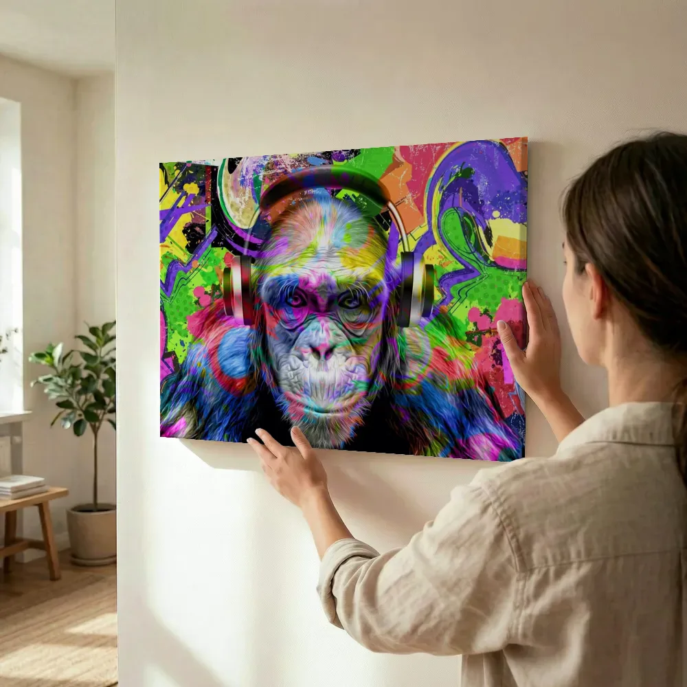 Sfeerimpressie: Pop-art chimpansee met koptelefoon terwijl het wordt opgehangen